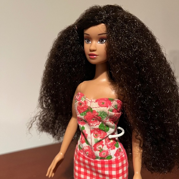 Naturalistas 11.5-inch Fashion Doll Kelsey with 4B Textured Hair - Picture 2 of 5